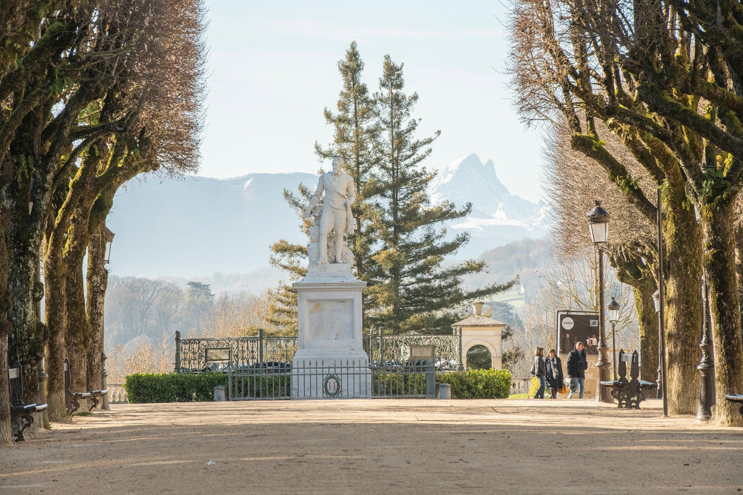 Foto descargable de la Place Royale, Pau, estatua de Henri 4, Ossau al fondo