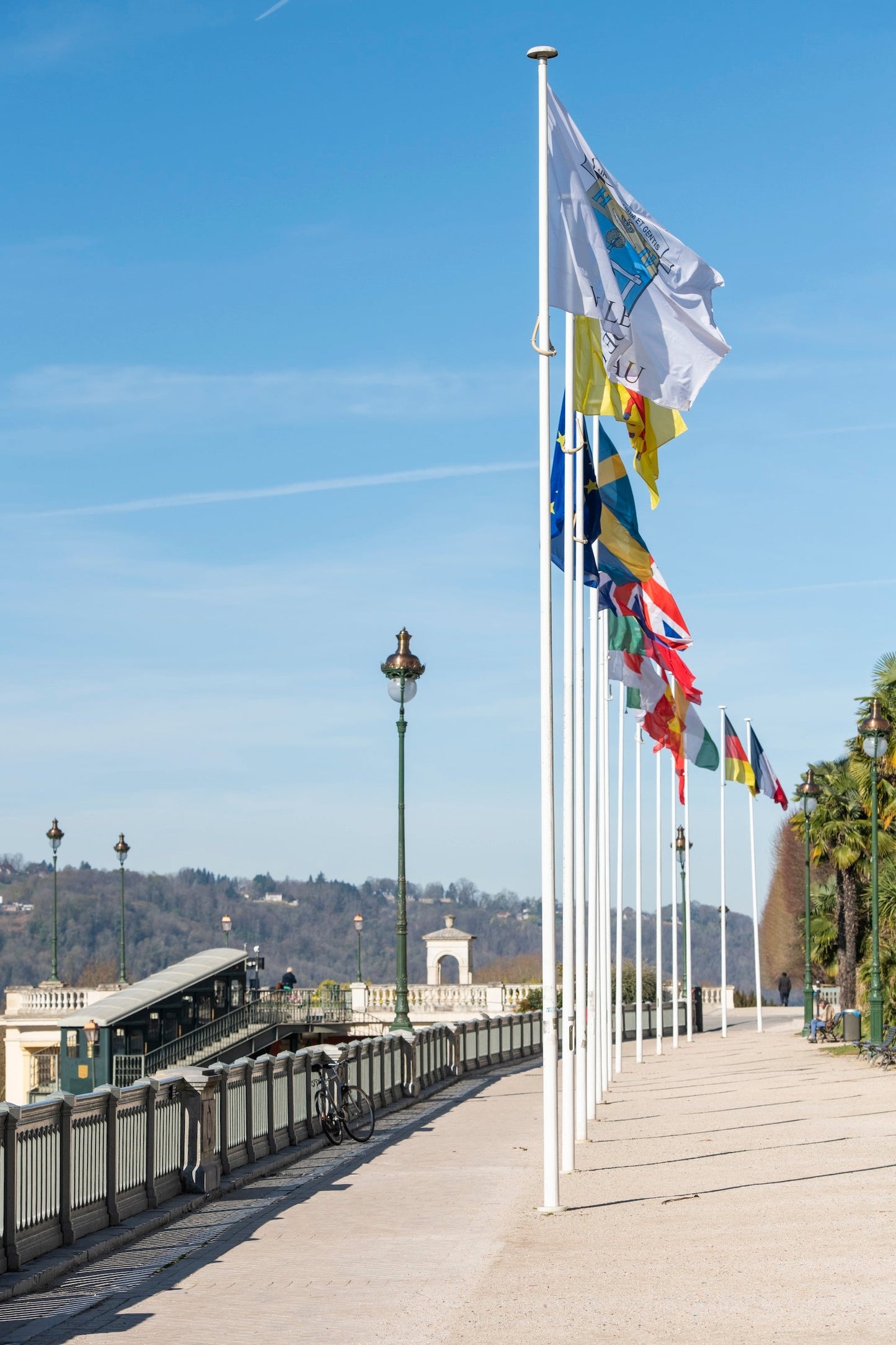 Boulevard des Pyrénées avec ses drapeaux, la fontaine de Vigny  et le funiculaire