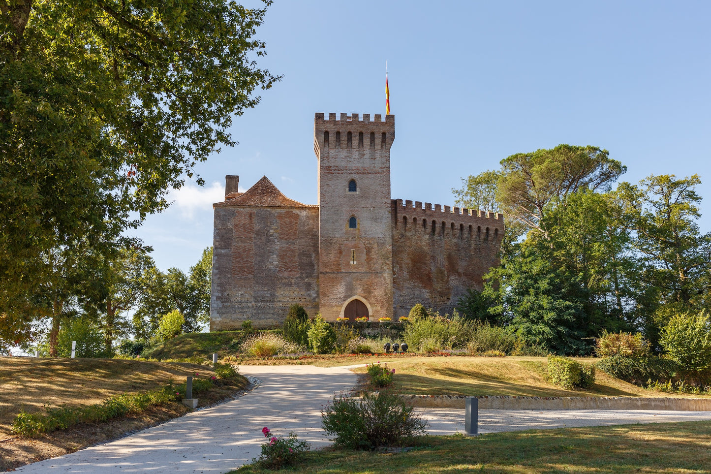 Morlanne Castle, facade and tower, photo to download