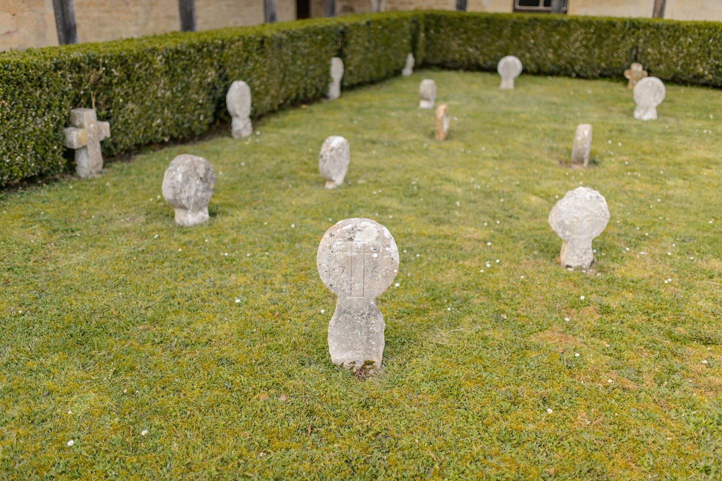 Lacommande, cimetière de stèles funéraires discoïdales du 17ème siècle - Photo à télécharger