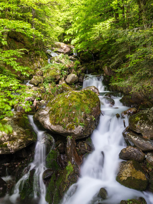 Cascade de torrent de montagne, lac de Bious-Artigues - Photo à télécharger