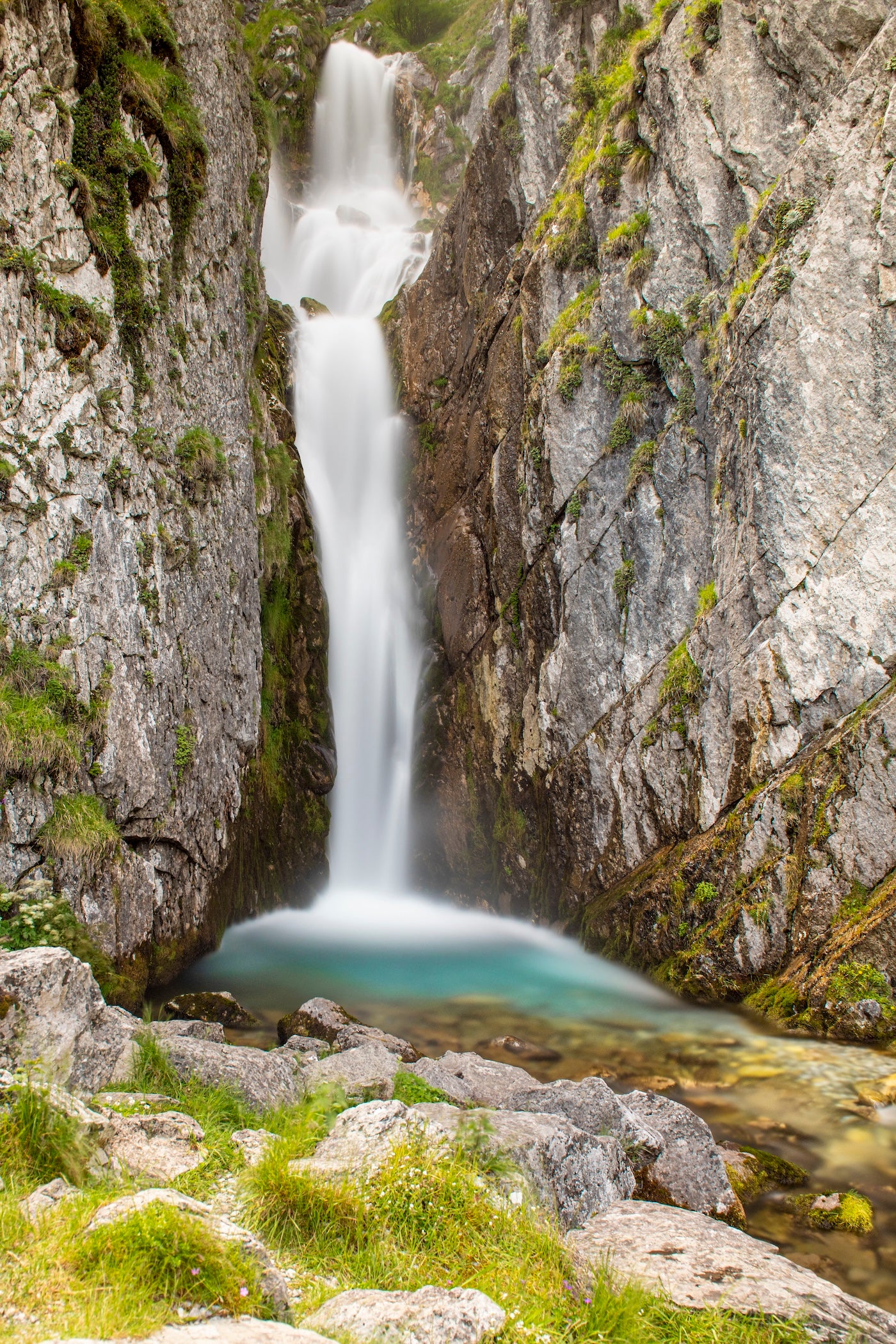 Cascade du plateau de Sanchèse, cirque de Lescun, vallée d'Aspe - Photo à télécharger