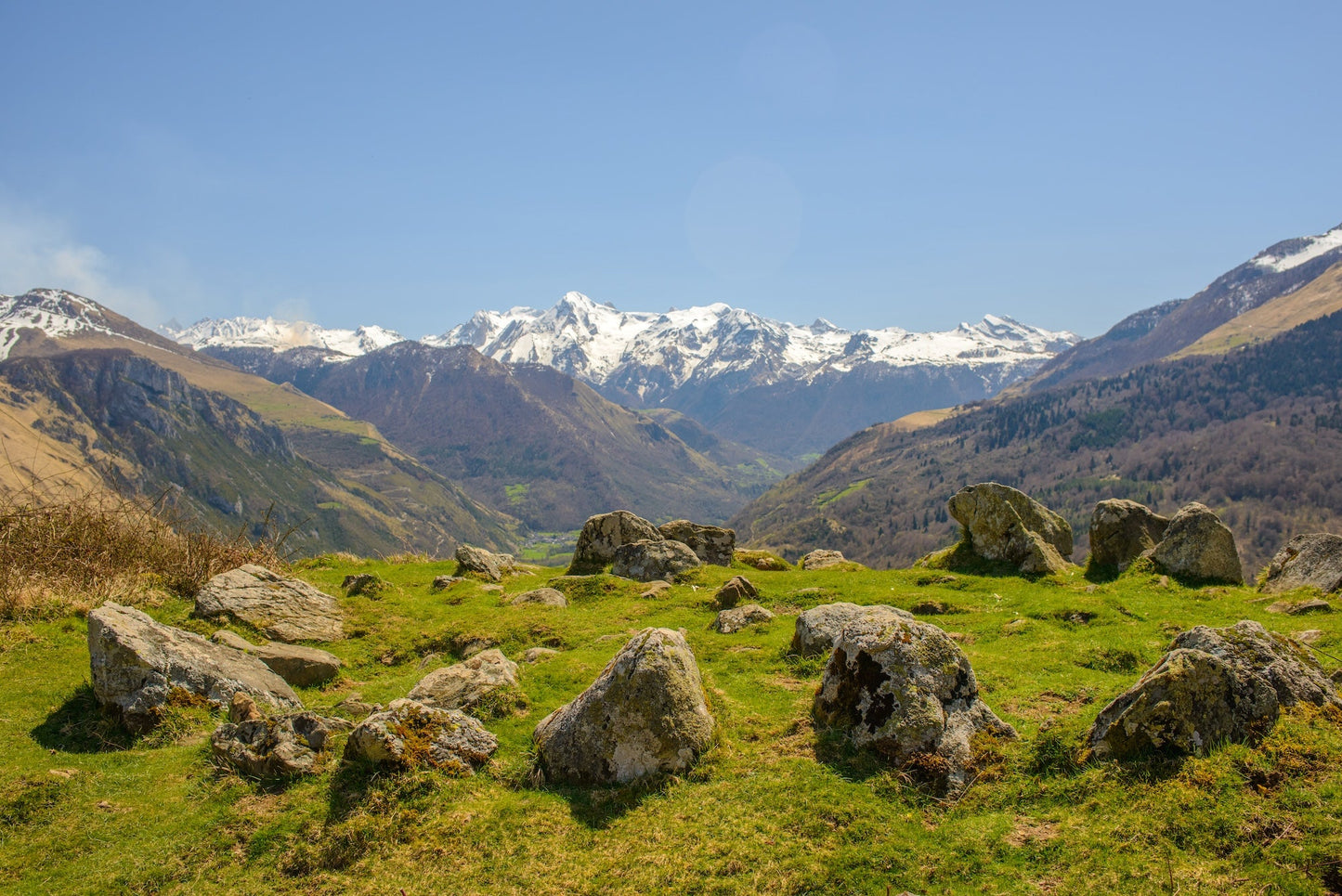 Les cromlechs du Bénou, sommets enneigés, vallée d'Ossau - Photo à télécharger