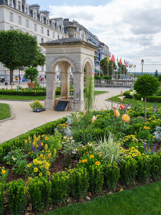 La fontaine de Vigny de Pau et ses parterres de fleurs sur le boulevard des Pyrénées - Photo à  télécharger