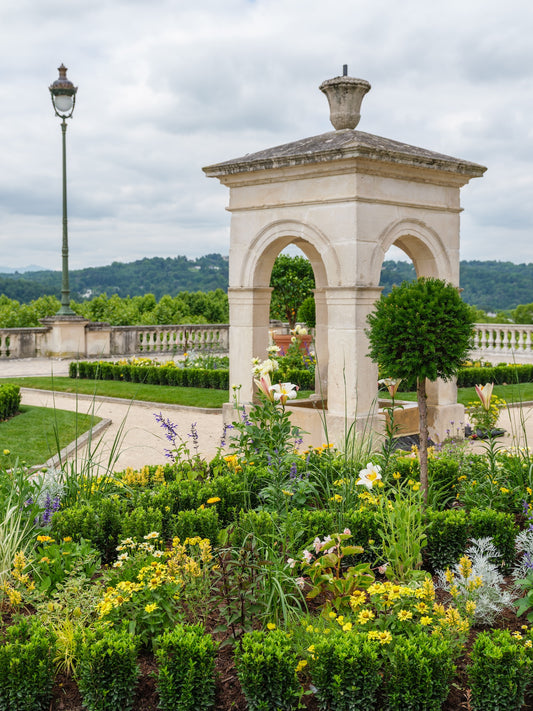 La fontaine de Vigny de Pau et ses superbes parterres de fleurs sur le boulevard des Pyrénées - Photo à  télécharger