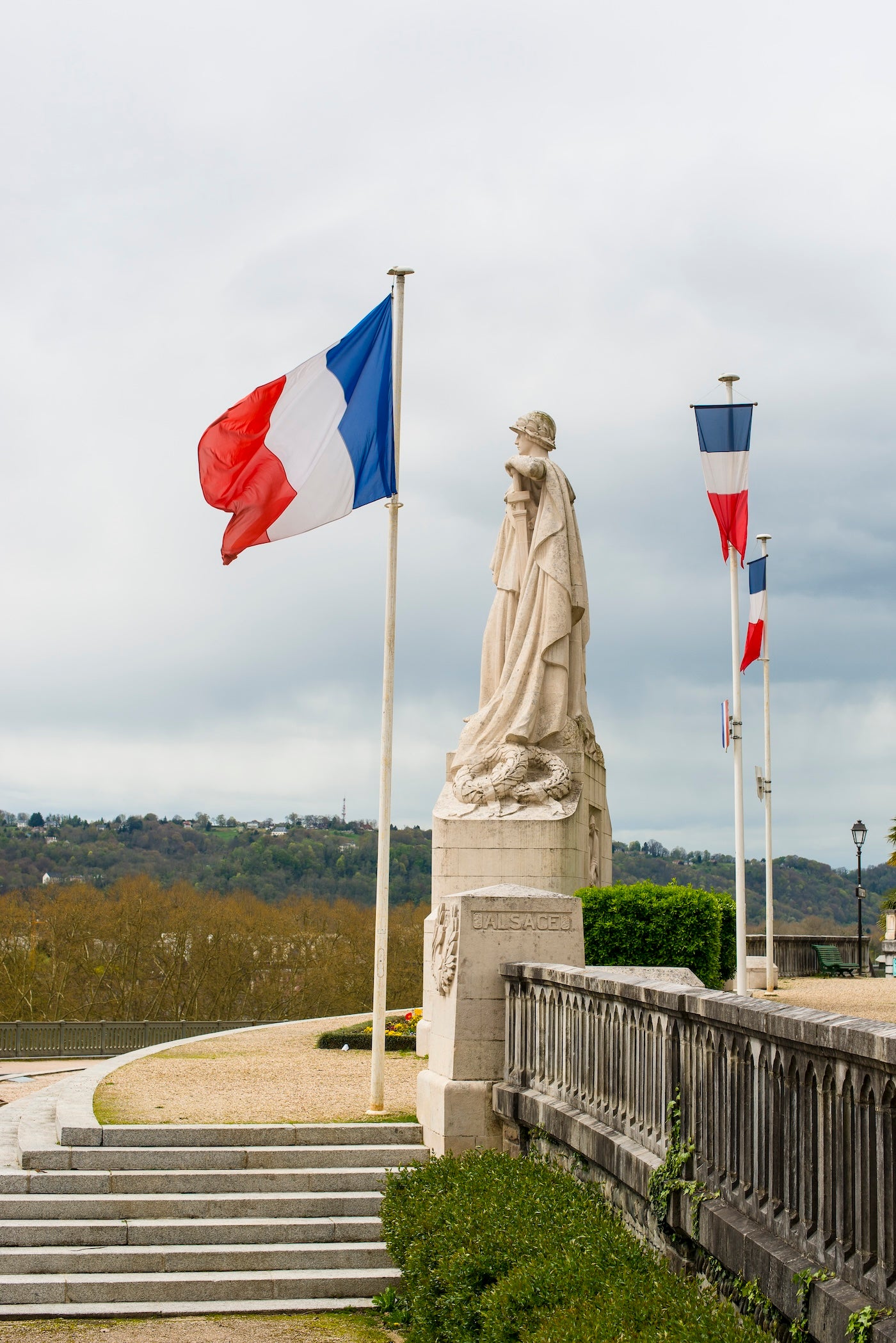 Monument aux morts de Pau, église Saint-Martin vue de côté - Photo à télécharger