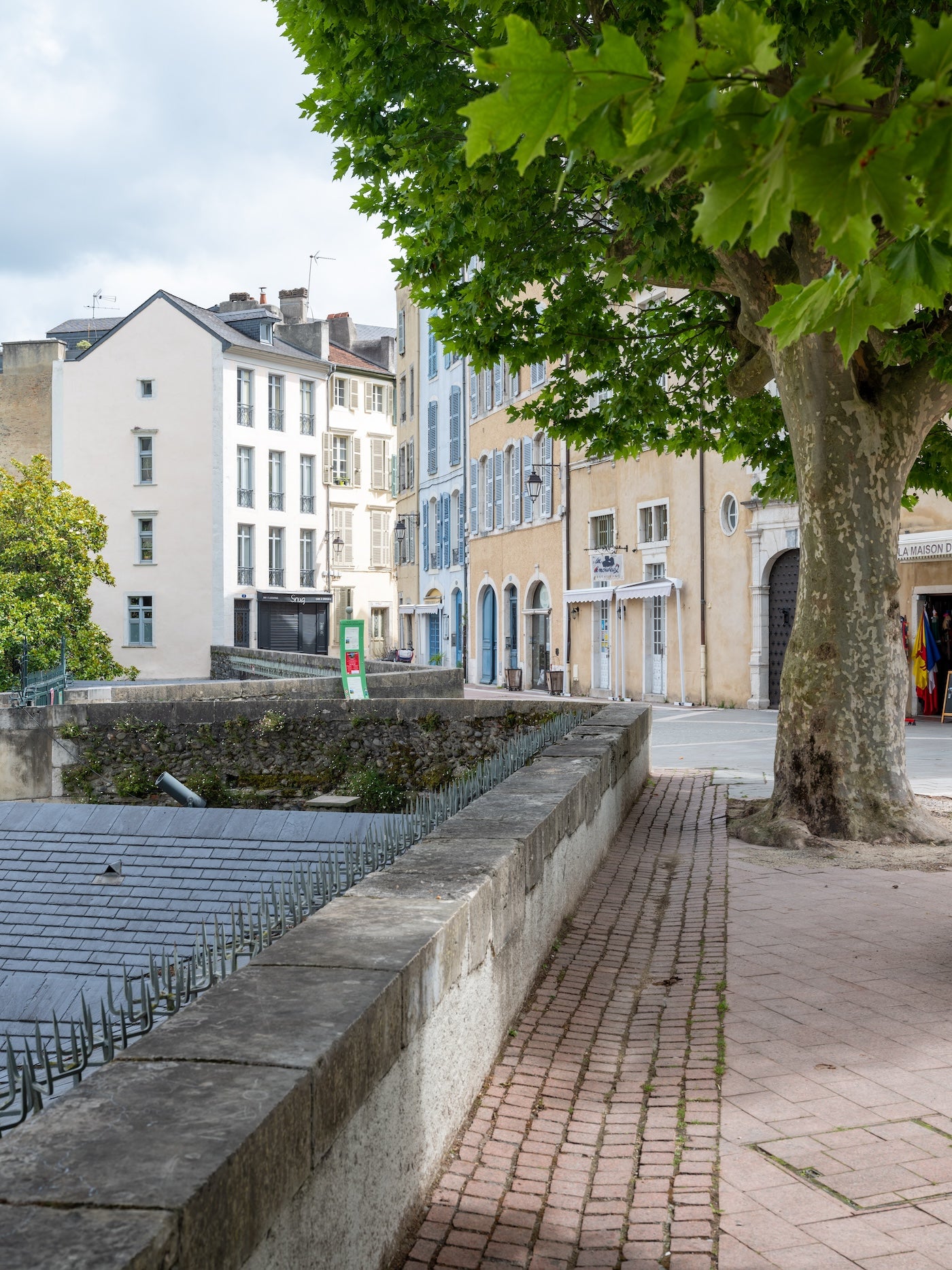 Rue piétonne pavée face au Château de Pau - photo à télécharger