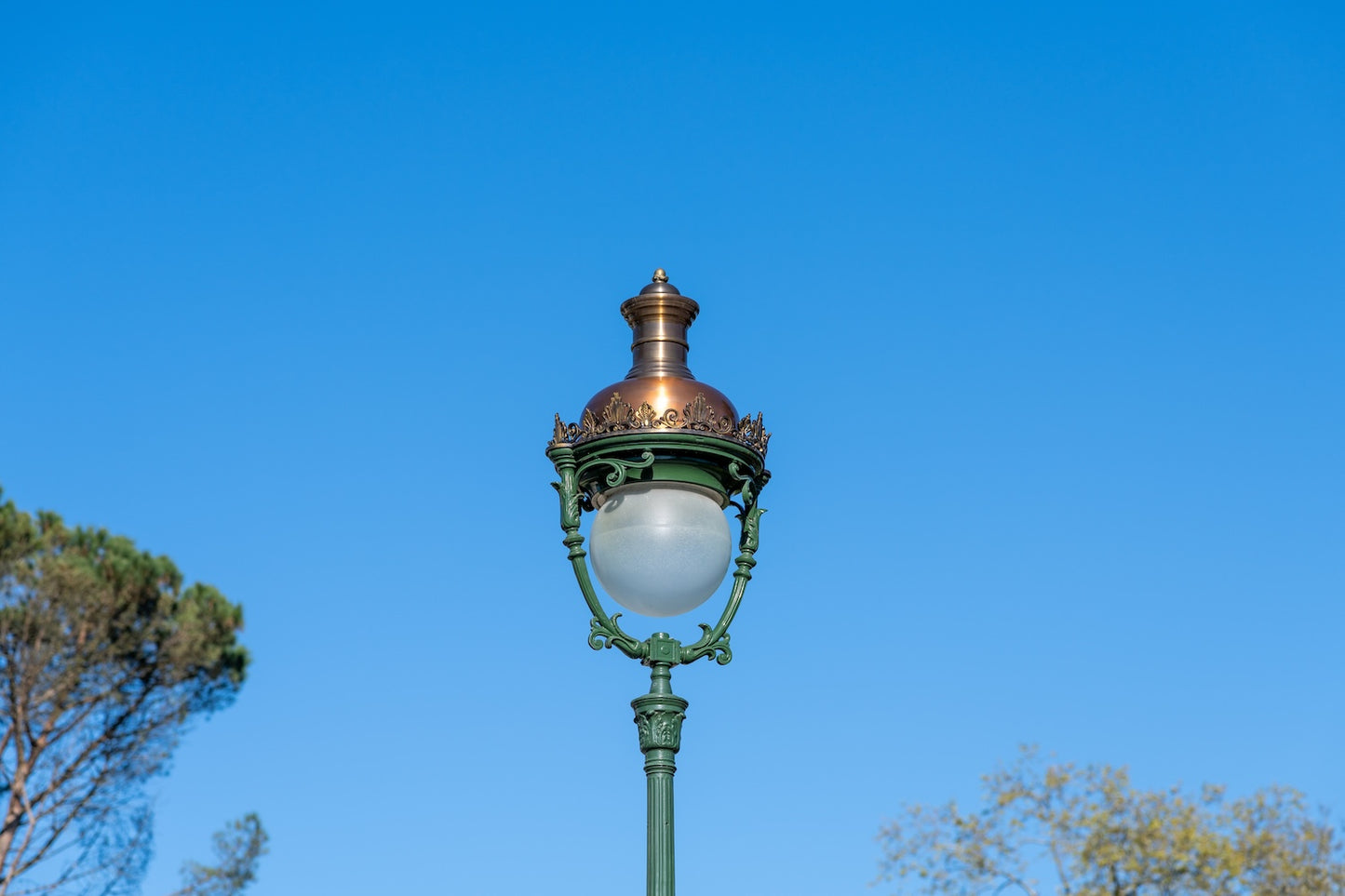 Lampadaire historique du parc Beaumont à Pau sous un magnifique ciel bleu - Photo à télécharger