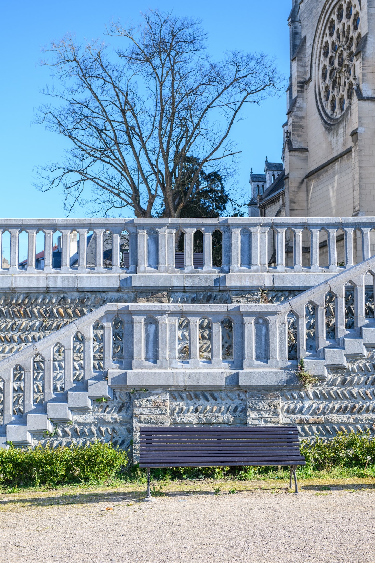 Boulevard des Pyrénées, banc devant la balustrade en pierre de taille