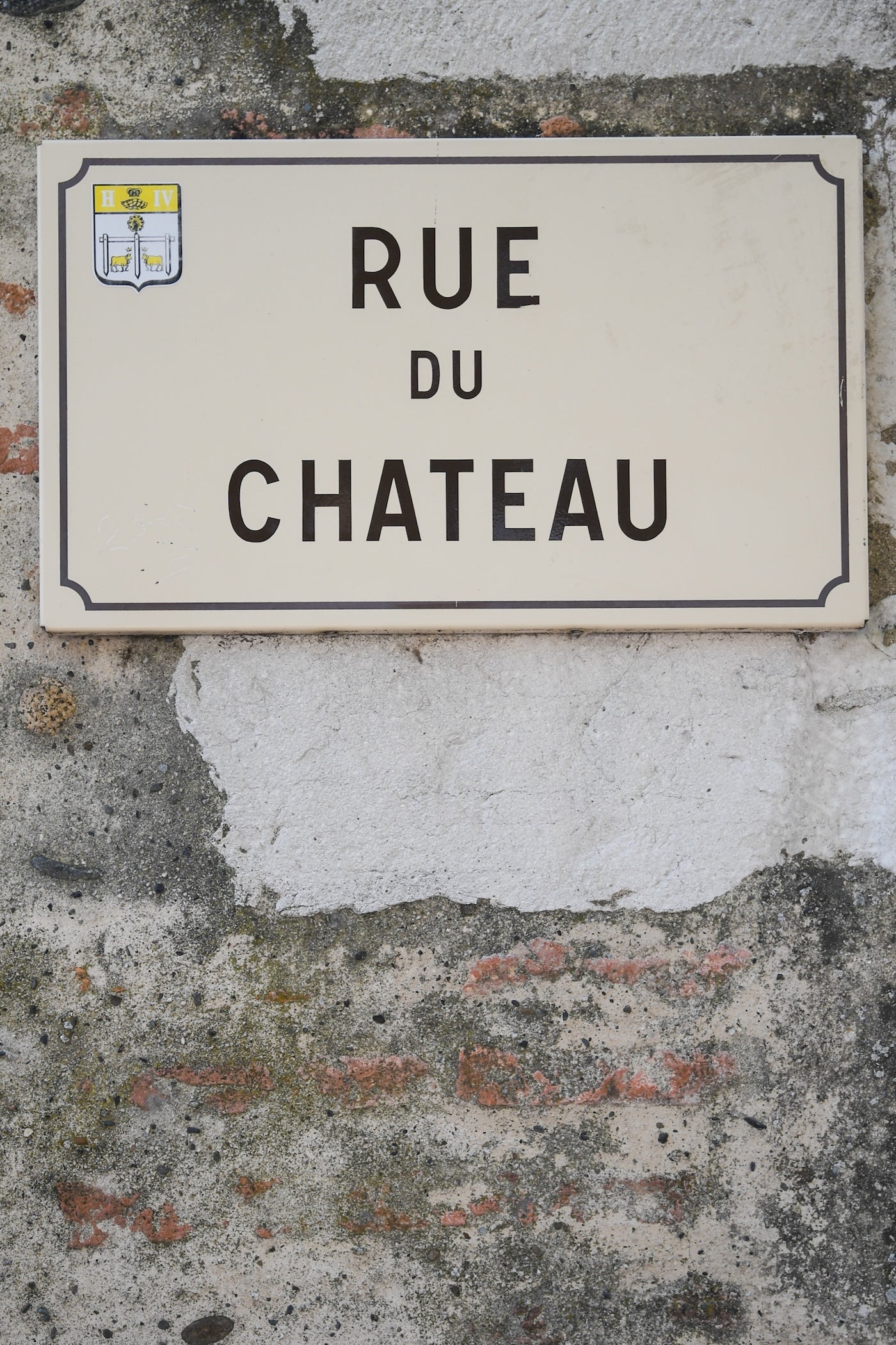 Plaque du Château de Pau sur mur en pierre galets et brique - photo à télécharger