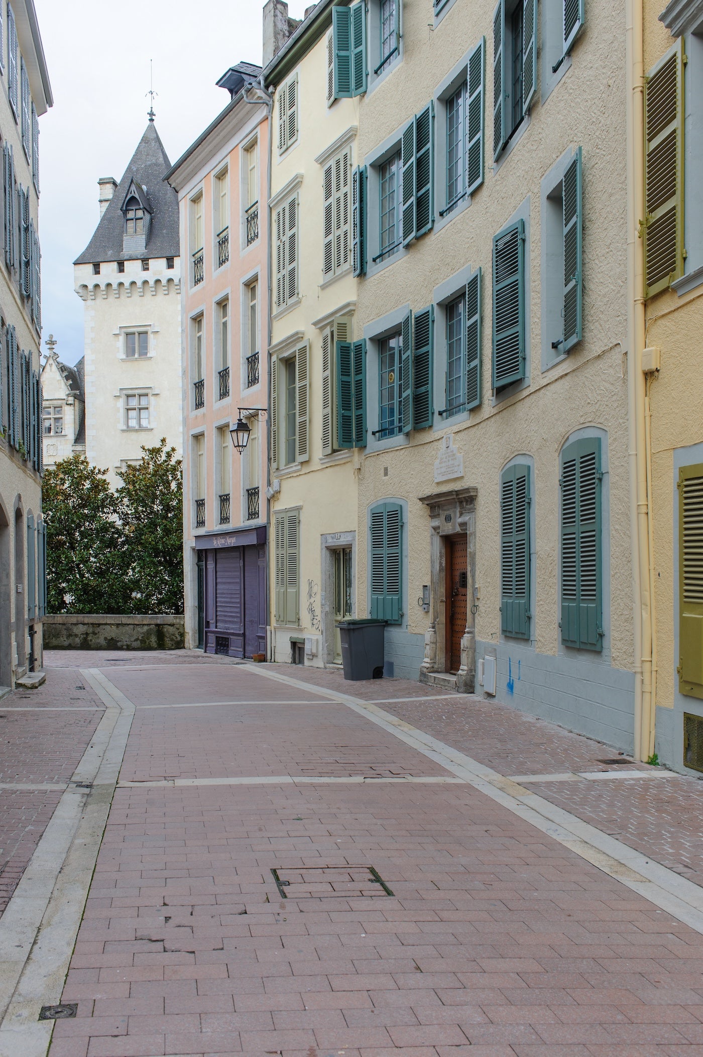 Rue piétonne pavée du quartier du Château de Pau - photo à télécharger