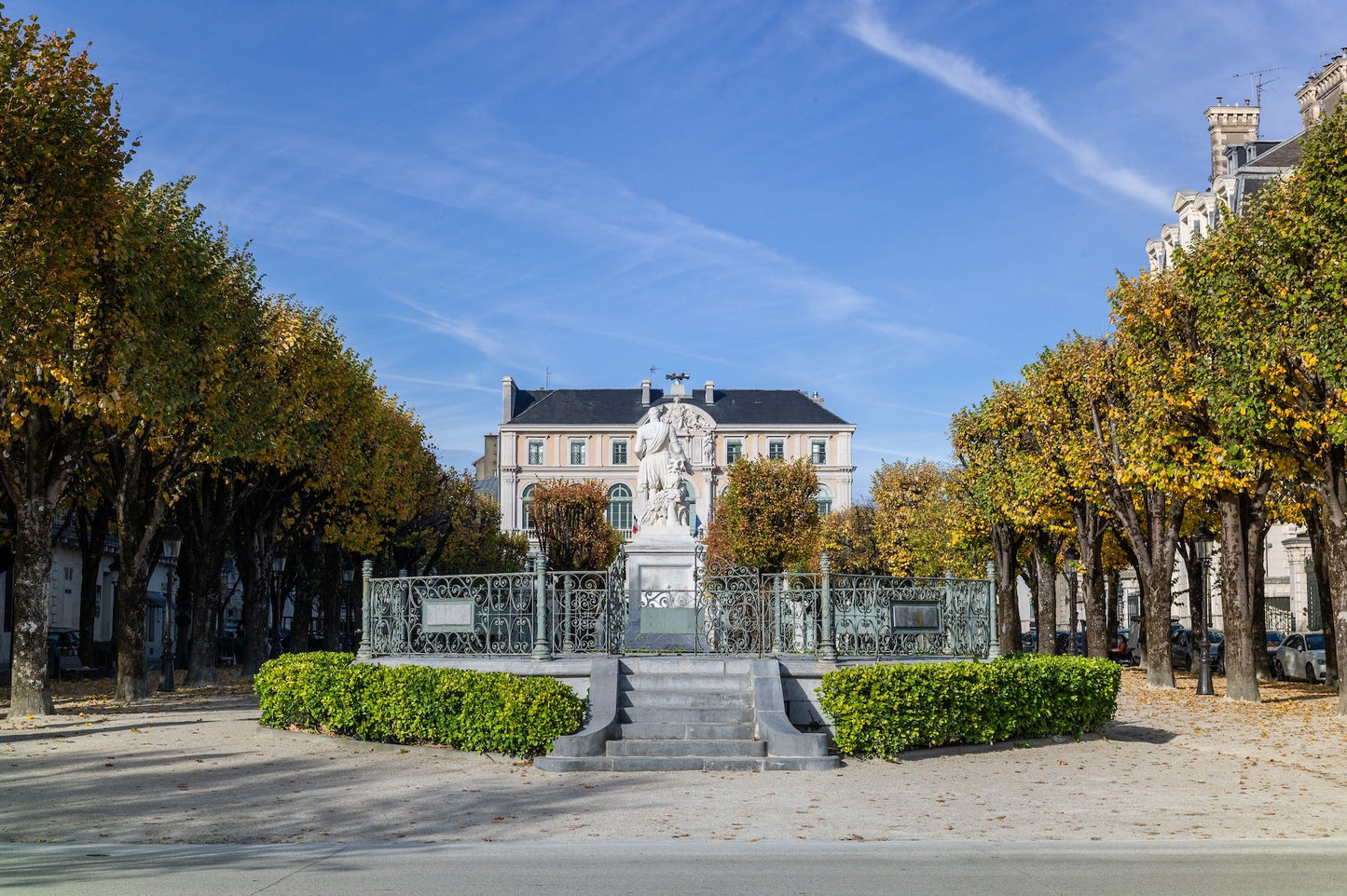 Place Royale, le kiosque et la mairie de Pau, photo à télécharger