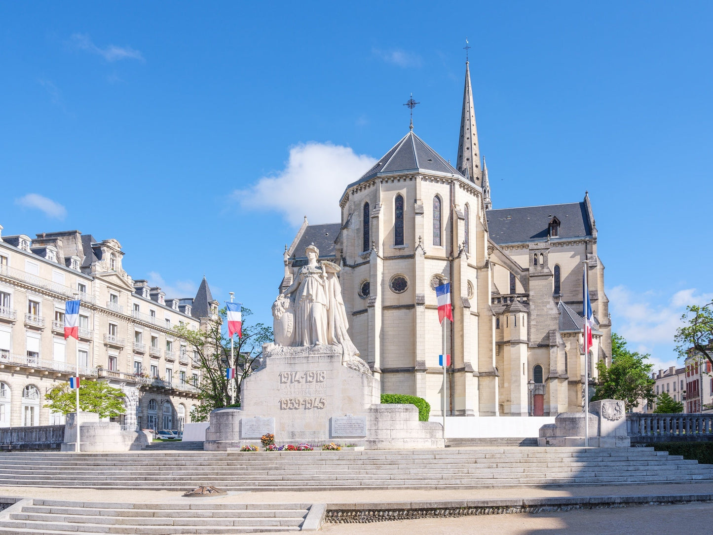 Monument aux morts de Pau, église Saint-Martin face aux Pyrénées - Fichier téléchargeable