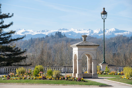 Photo de la fontaine de Vigny, des Pyrénées enneigées et du boulevard des Pyrénées