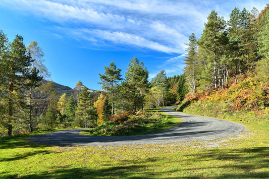 Curva cerrada en una carretera de montaña en otoño - Foto para descargar