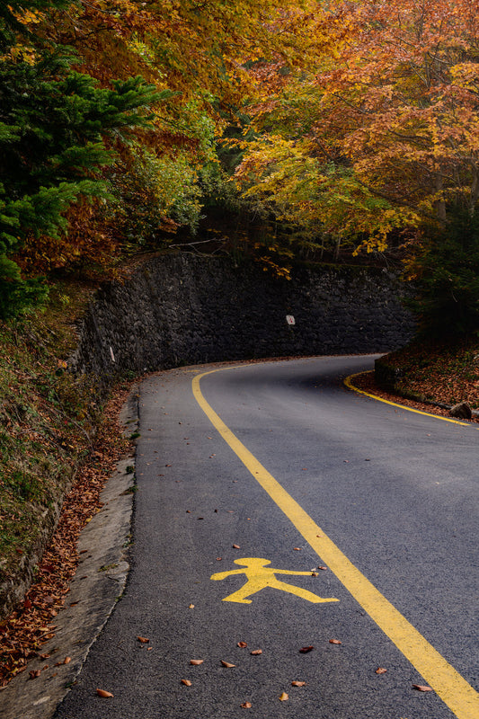 The yellow walking Man, mountain road in autumn - Photo to download