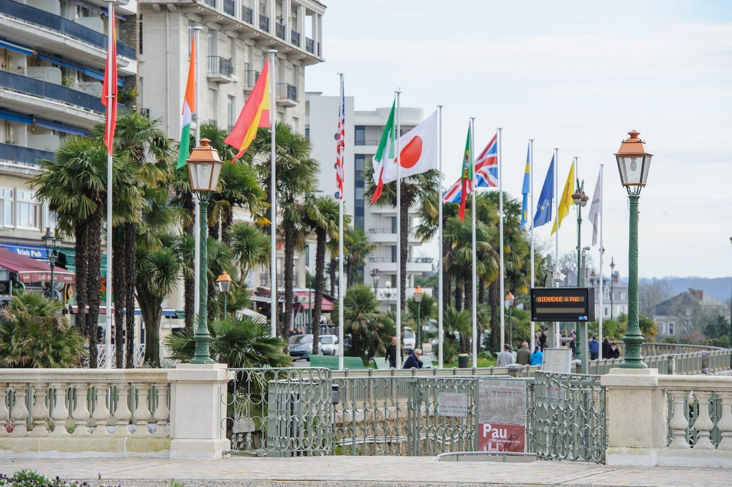 Boulevard des Pyrénées avec ses drapeaux,  et le départ du funiculaire