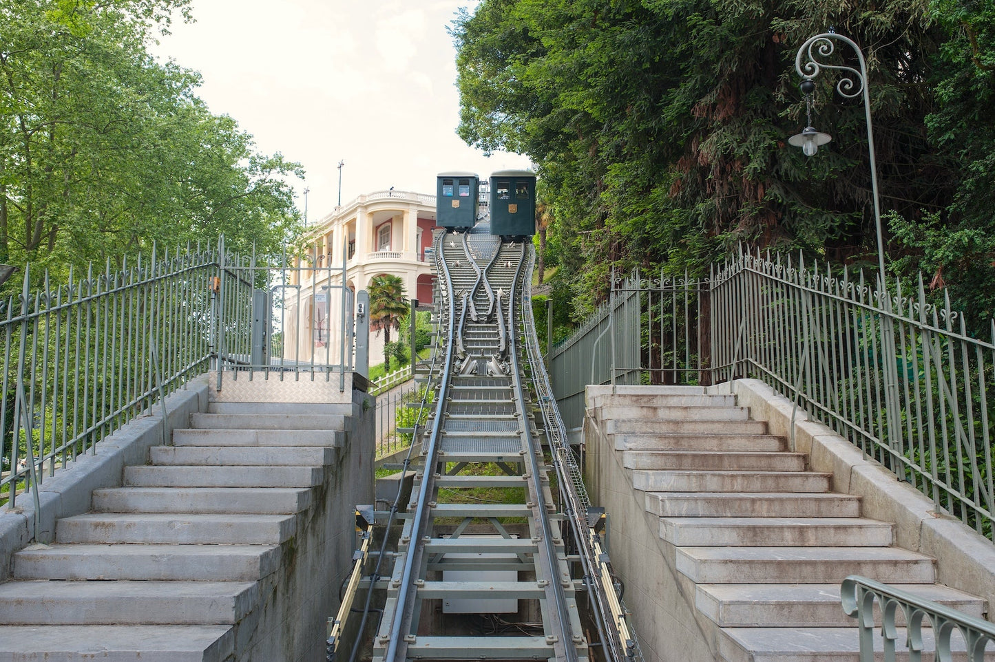 The Pau funicular, the two cabins cross - Photo to download