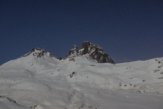 Le pic du midi d'Ossau et le Pourtalet enneigés sous un ciel étoilé, Pyrénées, vallée d'Ossau. - Photo à télécharger