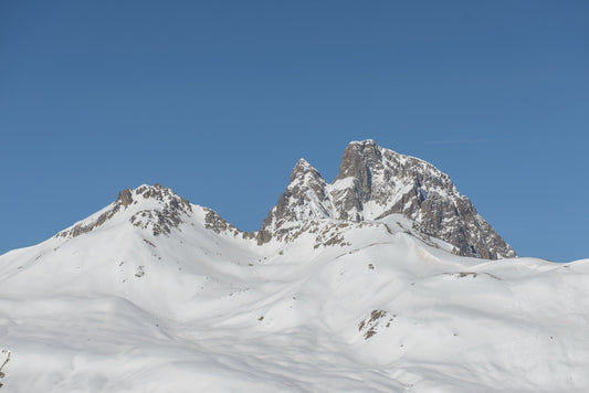 Le pic du midi d'Ossau et le Pourtalet enneigés sous un magnifique ciel bleu, Pyrénées, vallée d'Ossau. - Photo à télécharger