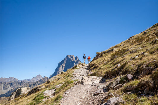 Dos jóvenes excursionistas, Pirineos, valle de Ossau. - Foto para descargar