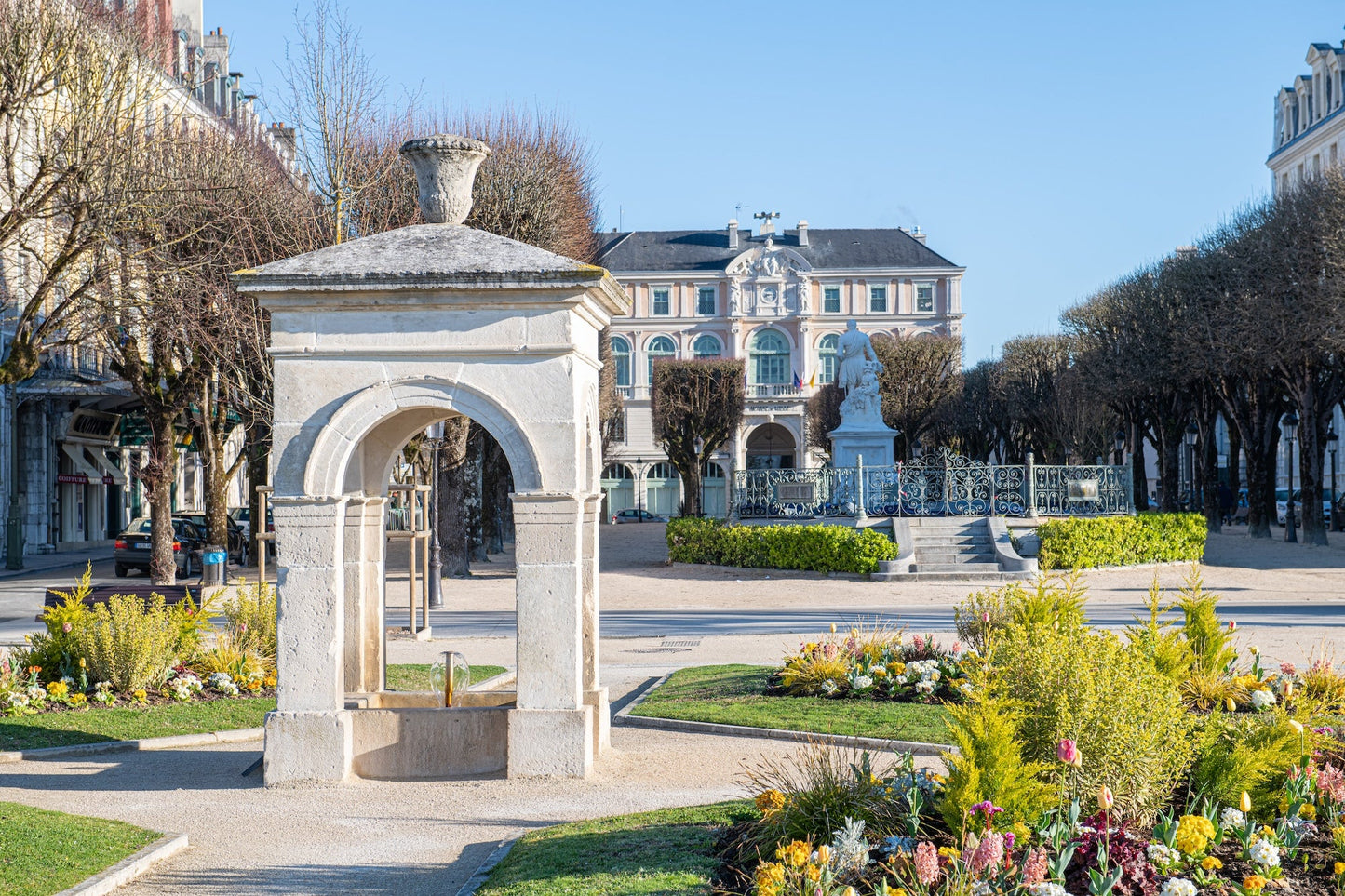 La fontaine de Vigny et la place Royale de Pau sur le boulevard des Pyrénées - Photo à  télécharger