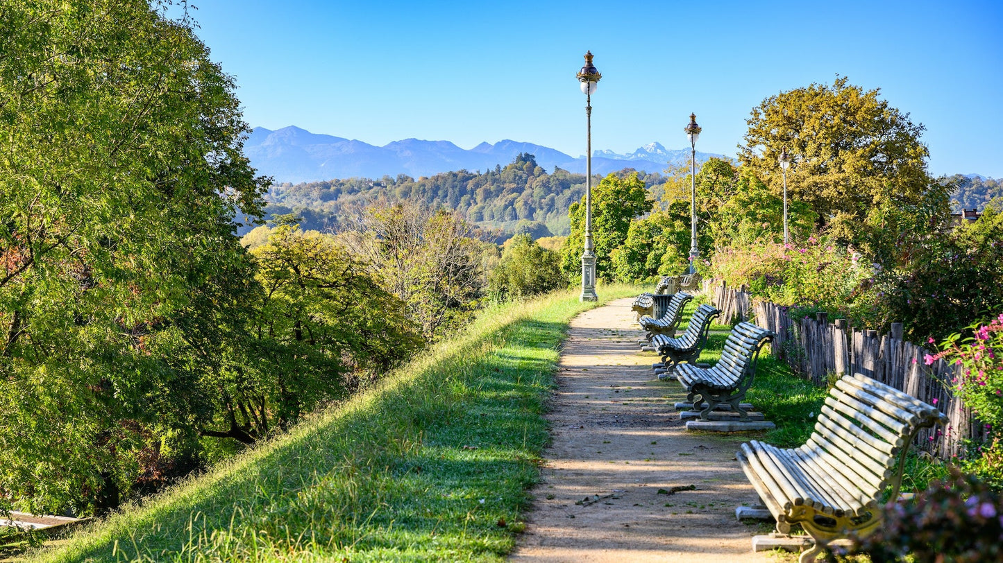 Los bancos del parque Beaumont de Pau frente a los Pirineos - Foto para descargar