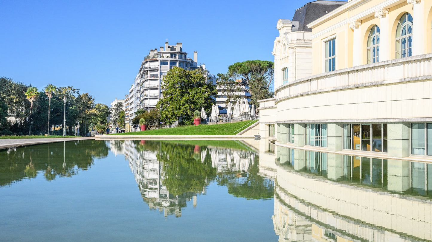 Palais Beaumont, Pau, reflets sur le bassin - Photo à télécharger