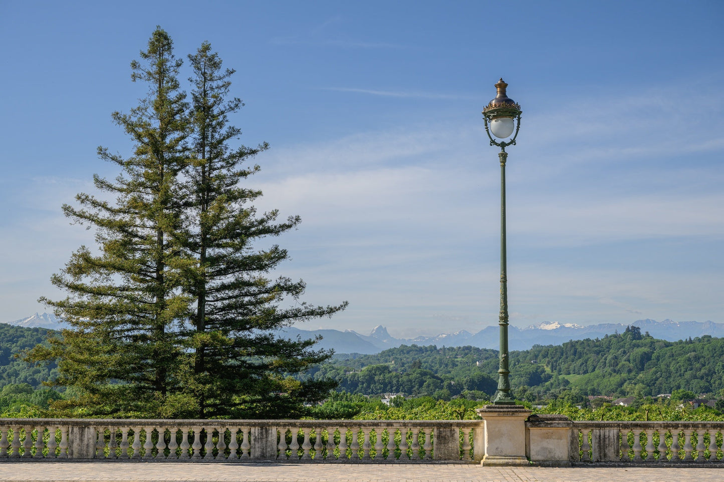 Boulevard des Pyrénées, la balustrade et la chaîne des Pyrénées près du funiculaire