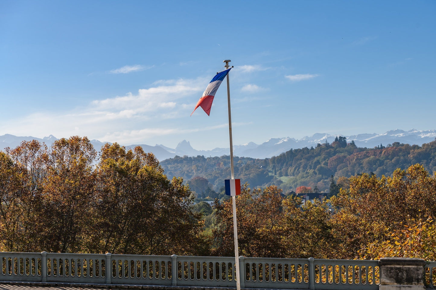 Photo à télécharger du boulevard des Pyrénées avec la chaîne des Pyrénées en fond et l'Ossau