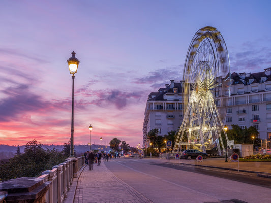 Boulevard des Pyrénées, photo de la grande roue lors d'un magnifique coucher de soleil de couleur rose vif