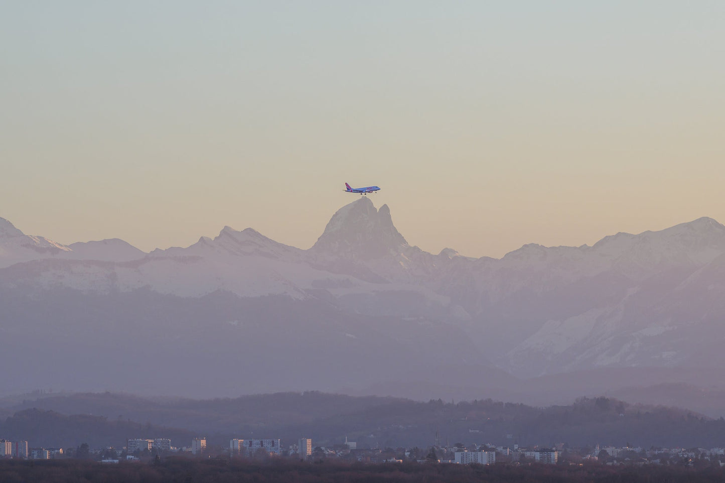 La chaîne des Pyrénées lors d'un superbe lever de soleil aux teintes rosées